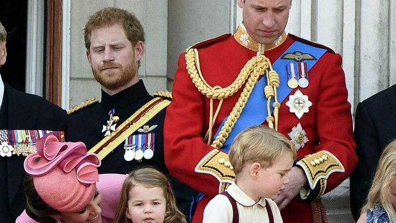 Prinz Harry (l.) mit seinem Bruder Prinz William, dessen Ehefrau Herzogin Kate und den Kindern Prinzessin Charlotte und Prinz George. Prinz Harry (l.) mit seinem Bruder Prinz William, dessen Ehefrau Herzogin Kate und den Kindern Prinzessin Charlotte und Prinz George.
