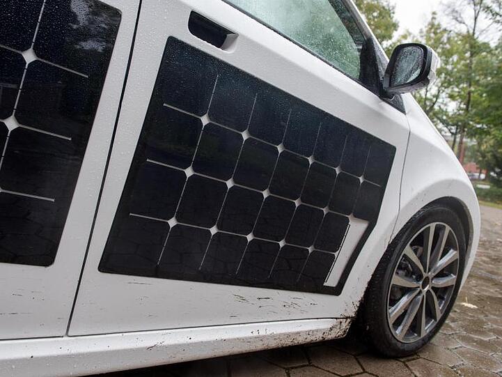 Ein Elektroauto vom Typ "Sion" des Herstellers "Sono Motors". Foto: picture alliance /Daniel Bockwoldt/dpa/Archivbild