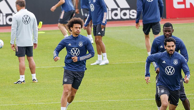 Leroy Sané (M) beim Aufwärmen auf dem Trainingsplatz.