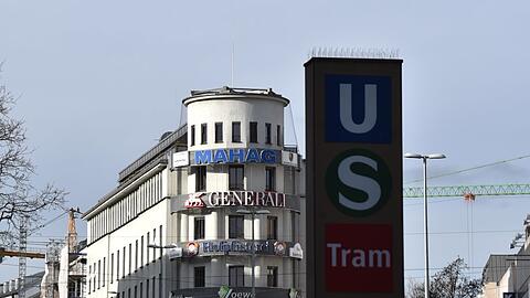 Das MAN-Schild ist weg. Auch die anderen Leuchtanzeigen wurden inzwischen ausgetauscht.