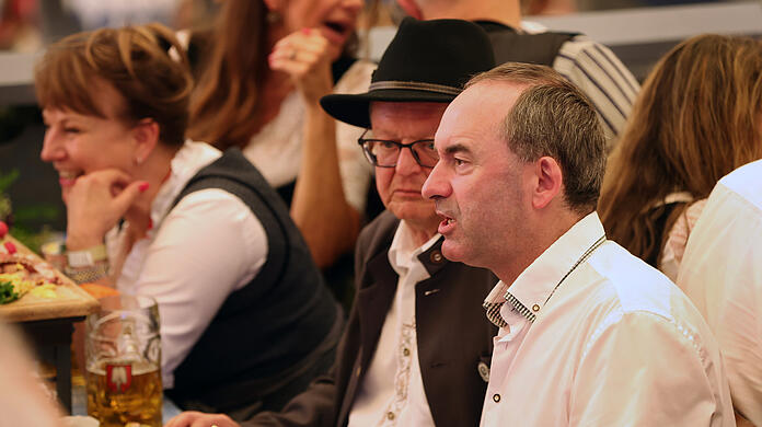 Hubert Aiwanger sorgte am Anstich-Samstag für reichlich Gesprächsstoff auf dem Oktoberfest.