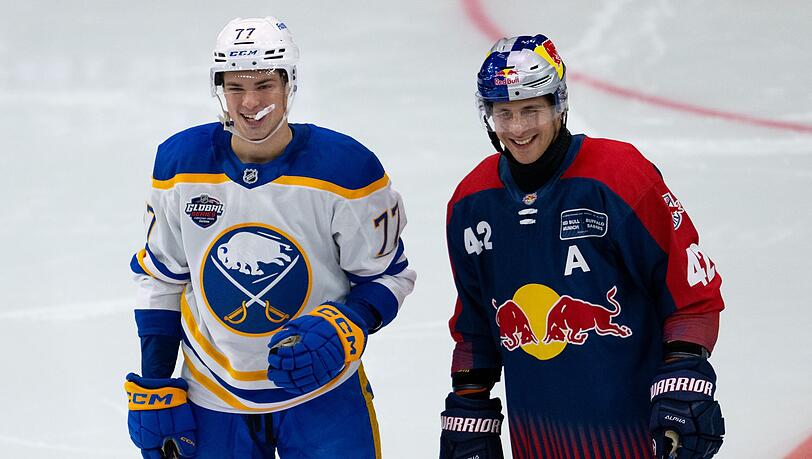 Der deutsche NHL-Star JJ Peterka (l.) bei seinem Heimspiel in München.