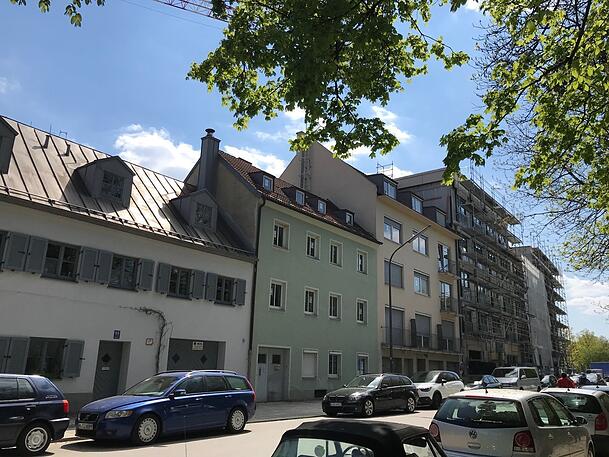 So sah es hier fr&uuml;her aus: Das gr&uuml;ne und das hellgelbe Haus in der Mitte standen lange leer und wurden dann abgerissen.