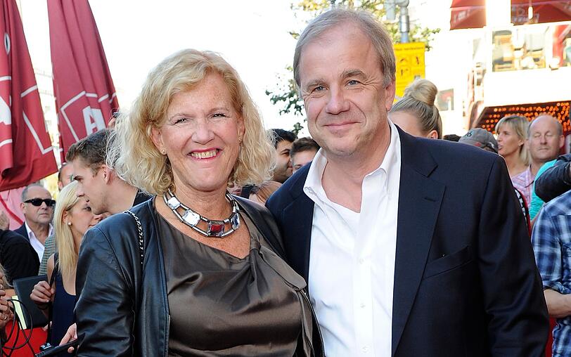 Hubertus Meyer-Burckhardt war Regieassistent am Hamburger Thalia Theater, Kreativdirektor einer internationalen Werbeagentur, Vorstand bei Axel Springer und ProSiebenSat.1 und erfolgreicher Filmproduzent. Er ist mit der Journalistin Dorothee Röhrig verheiratet. Hubertus Meyer-Burckhardt war Regieassistent am Hamburger Thalia Theater, Kreativdirektor einer internationalen Werbeagentur, Vorstand bei Axel Springer und ProSiebenSat.1 und erfolgreicher Filmproduzent. Er ist mit der Journalistin Dorothee Röhrig verheiratet.
