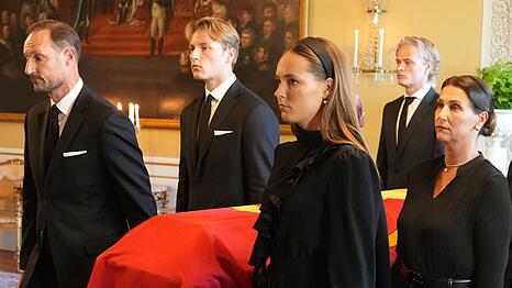 H&oslash;iby (2. v. r.) war in den Tagen der Trauer im engsten Kreis der Familie. (Archivbild)