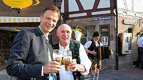 Prost: Wirt Franz Gerber (r.) stößt mit Neu-Besitzer Jannik Inselkammer an.