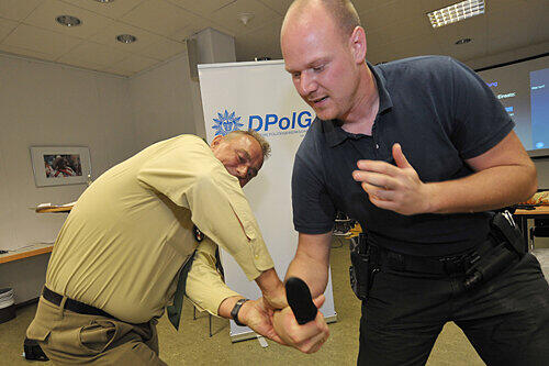 Florian Lahner (r.) in action beim Infotag im Polizeipräsidium Mittelfranken.