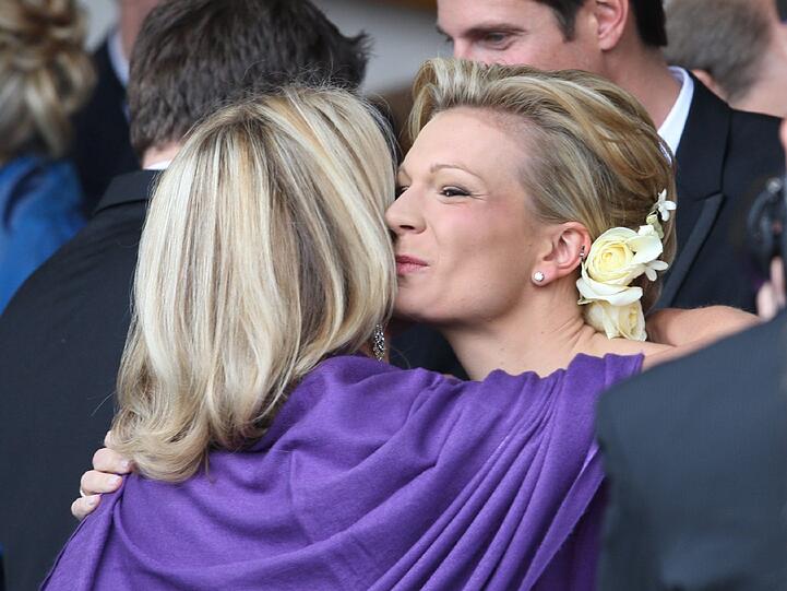 Einen dicken Knutscher gab's nach der Trauung auch für Stephanie zu Guttenberg.