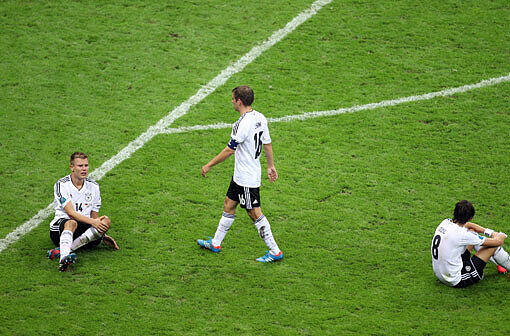 Nach dem EM-Aus: die deutschen Spieler am Boden.