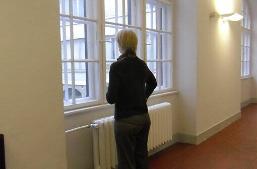 Nachdenklich: Paula F. steht vor einem Fenster im Oberlandesgericht München.