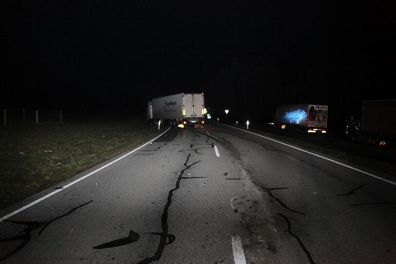 Bilder des Verkehrunfalls auf der B388, Höhe Trauperting im LKR Rottal.