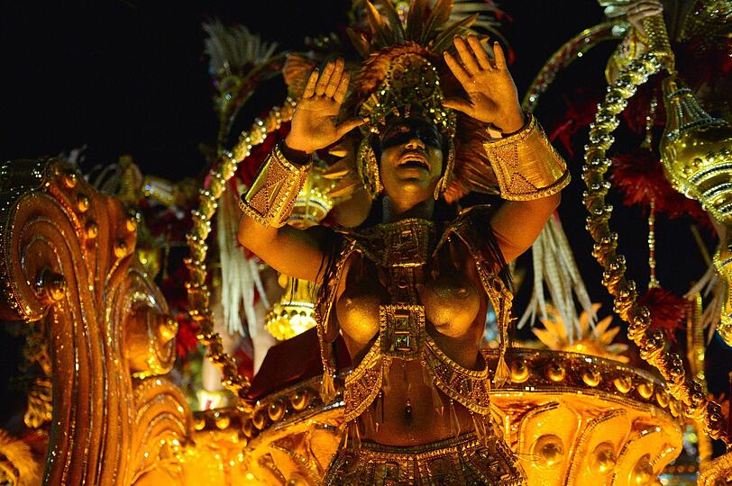 In Rio ging es in der Nacht zum Montag auf dem Straßenkarneval heiß her. Die brasilianischen Schönheiten zeigten zum Karneval-Höhepunkt viel nackte Haut und sexy Kurven.