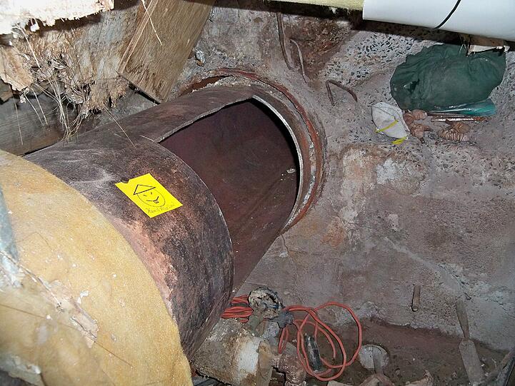 Weil sie zwei Mördern bei ihrem spektakulären Ausbruch aus einem Hochsicherheitsgefängnis geholfen hat, muss eine Mitarbeiterin der Haftanstalt nun selbst ins Gefängnis.