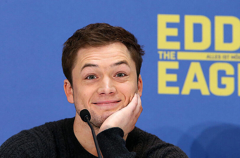Taron Egerton 1989 in Aberystwyth, Wales, geboren, studierte er an der Londoner Royal Academy of Dramatic Art. Bekannt wurde er durch seine Rolle in der Actionkomödie &bdquo;Kingsman: The Secret Service&ldquo;.