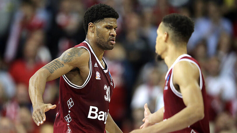 Devin Booker (l.) war mit 29 erzielten Punkten der beste Werfer bei den Münchnern.