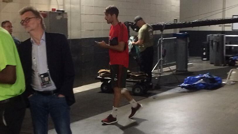 Mit bandagiertem Knie verlässt Javi Martinez die Arena in Philadelphia. Mit bandagiertem Knie verlässt Javi Martinez die Arena in Philadelphia.