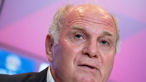 Uli Hoeneß bei einer Pressekonferenz. Foto: Sven Hoppe/dpa/Archivbild