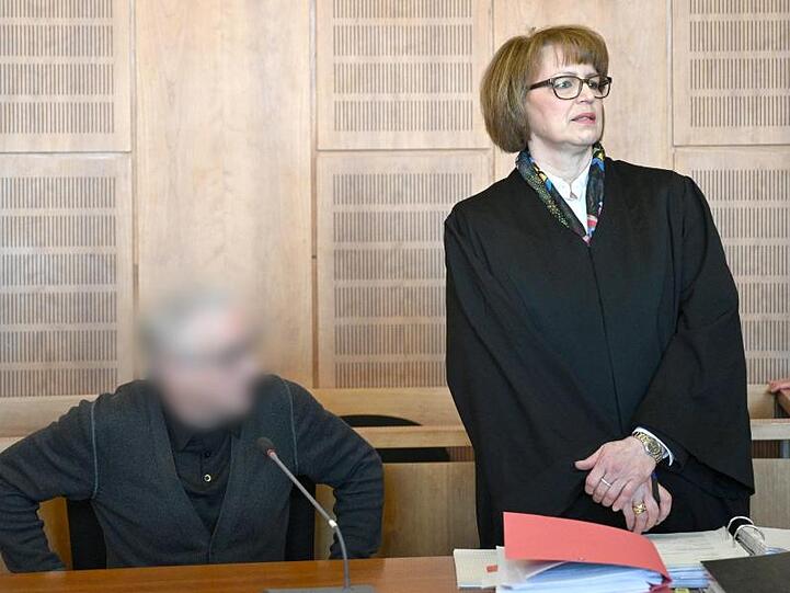 Der angeklagte Heilpraktiker (l) mit seiner Anwältin in einem Saal des Krefelder Landgerichts.