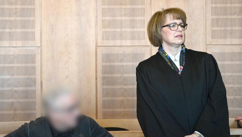 Der angeklagte Heilpraktiker (l) mit seiner Anwältin in einem Saal des Krefelder Landgerichts. Der angeklagte Heilpraktiker (l) mit seiner Anwältin in einem Saal des Krefelder Landgerichts.