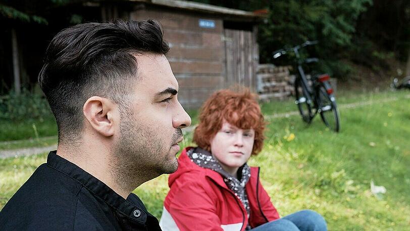"Unter uns": Easy (l.) und Julius finden durch eine emotionale Aussprache Zugang zueinander. "Unter uns": Easy (l.) und Julius finden durch eine emotionale Aussprache Zugang zueinander.