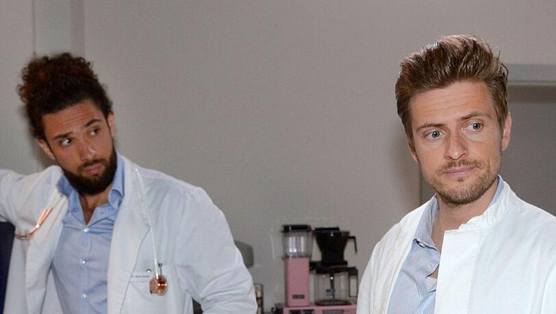 "GZSZ": Philip (r.) ist es unangenehm, dass Noah ihn bemitleidet.