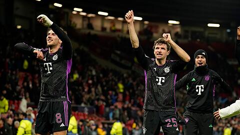 Münchens Leon Goretzka (l) und Thomas Müller feiern nach dem  Spiel.