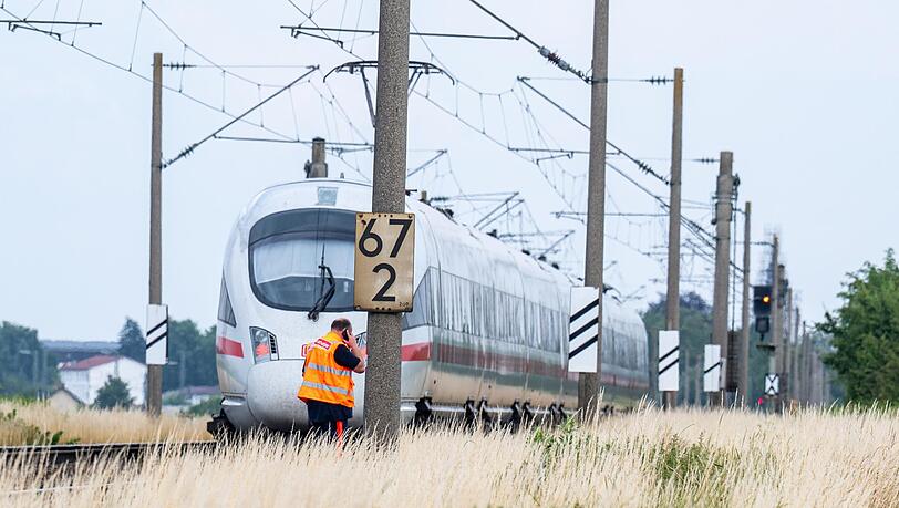 Der ICE, in dem ein Mann in Niederbayern mehrere Passagiere angegriffen hat. Der Täter sei festgenommen worden, teilte die Polizei mit.