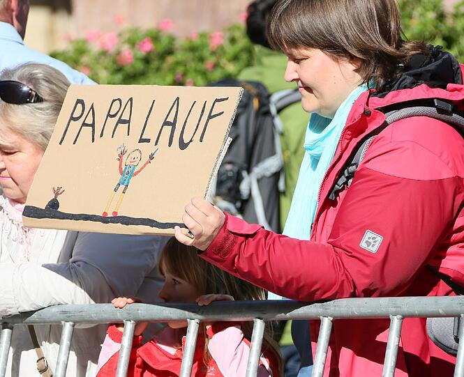 Bunte Kostüme, Kinder feuern ihre Eltern an, viel Schweiß und gute Laune: Die Bilder vom München Marathon 2012