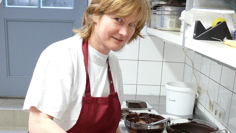 Ohne Konzentration gibt’s keine perfekten Pralinen: Patissiere Kerstin Spehr fertigt alles in reiner Handarbeit - bis zu 14 Stunden am Tag. Ohne Konzentration gibt’s keine perfekten Pralinen: Patissiere Kerstin Spehr fertigt alles in reiner Handarbeit - bis zu 14 Stunden am Tag.