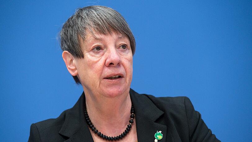 Bundesumweltministerin Barbara Hendricks bringt eine Strafabgabe für Spritfresser ins Gespräch. Bundesumweltministerin Barbara Hendricks bringt eine Strafabgabe für Spritfresser ins Gespräch.