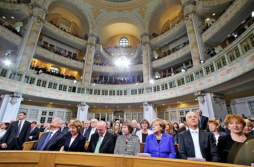 Bundespräsident Joachim Gauck (l-r), seine Lebensgefährtin Daniela Schadt, Bundestagspräsident Norbert Lammert (CDU), seine Frau Gertrud, Bundeskanzlerin Angela Merkel, Sachsens Ministerpräsident Stanislaw Tillich (beide CDU) und seine Frau Veronika sitzen vor dem Gottesdienst in der Dresdner Frauenkirche.