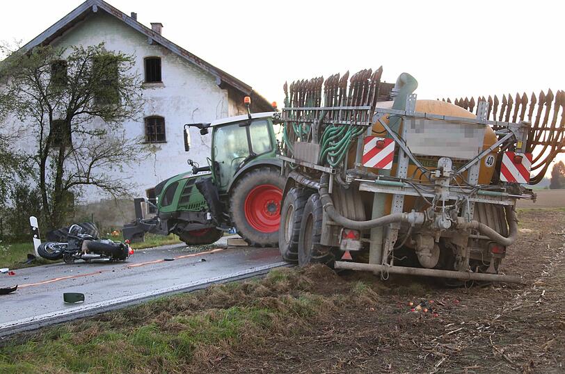 Bei einem Unfall mit einem Traktor sind am Samstag zwei Motorradfahrer ums Leben gekommen.