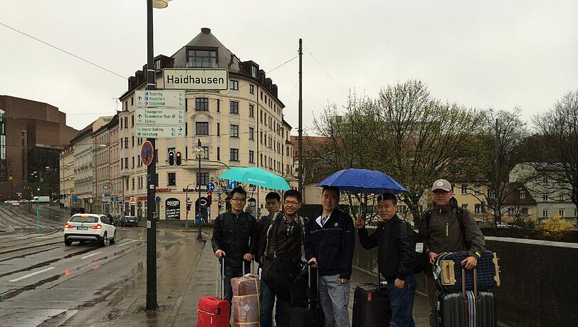 Diese Touristen aus China suchen ein Hotel &ndash; in der Nähe des Gasteigs gibt es viele. Liegt es in der Au oder in Haidhausen?
