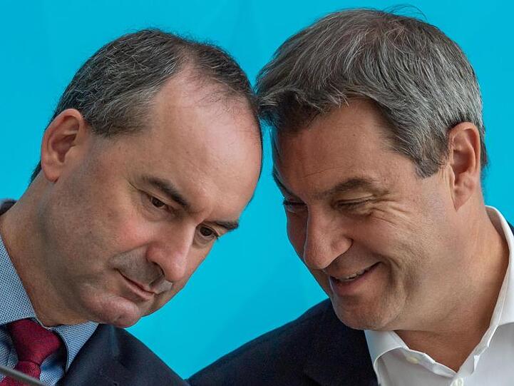 Hubert Aiwanger (l, Freie Wähler), und Markus Söder (CSU). Foto: Peter Kneffel/Archivbild