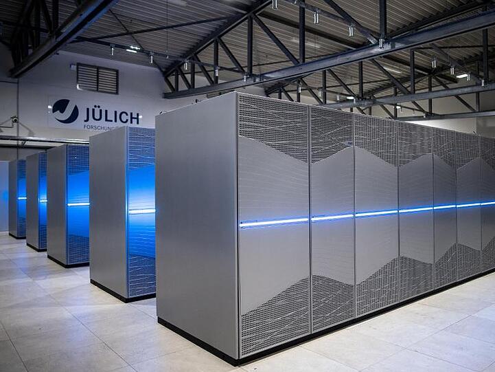 Der Supercomputers "Juwels" im Forschungszentrum Jülich. Der IT-Gigant Google und das Forschungszentrum Jülich arbeiten künftig bei der Entwicklung von superschnellen Rechnern zusammen.