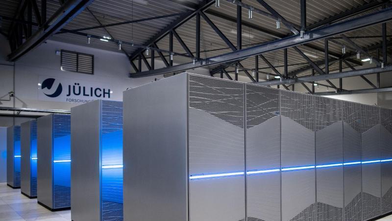 Der Supercomputers "Juwels" im Forschungszentrum Jülich. Der IT-Gigant Google und das Forschungszentrum Jülich arbeiten künftig bei der Entwicklung von superschnellen Rechnern zusammen. Der Supercomputers "Juwels" im Forschungszentrum Jülich. Der IT-Gigant Google und das Forschungszentrum Jülich arbeiten künftig bei der Entwicklung von superschnellen Rechnern zusammen.