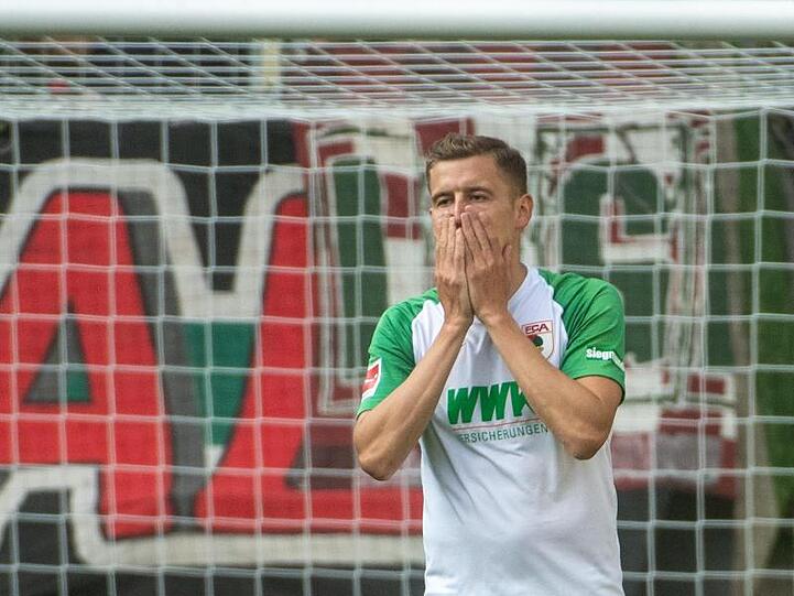 Augsburgs Alfred Finnbogason schlägt die Hände vor das Gesicht. Foto: Stefan Puchner/dpa