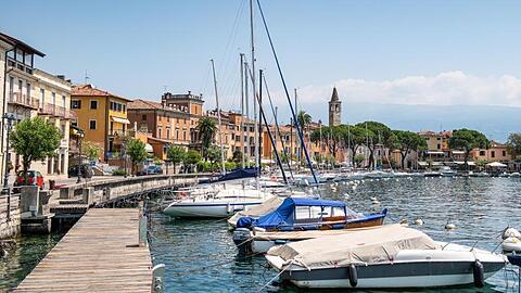 Boote liegen im Hafen des kleinen Ortes Maderno. Im Fall zweier Toter auf dem Gardasee nach einer mutmaßlichen Bootskollision ermittelt die italienische Polizei gegen zwei Deutsche aus München.
