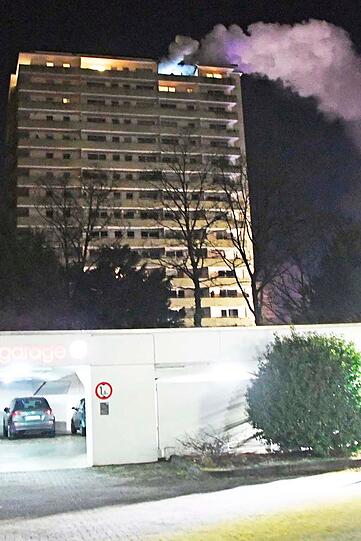 Im Einsatz waren neben zwei Löschzügen und Sonderfahrzeugen der Berufsfeuerwehr auch die Abteilung Oberföhring der Freiwilligen Feuerwehr.