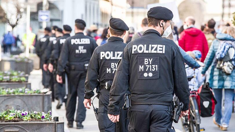 Für die gesamte bayerische Polizei weist die Statistik  2.420.092 Überstunden im Jahr 2021 aus. (Symbolbild)