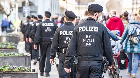 Für die gesamte bayerische Polizei weist die Statistik  2.420.092 Überstunden im Jahr 2021 aus. (Symbolbild)