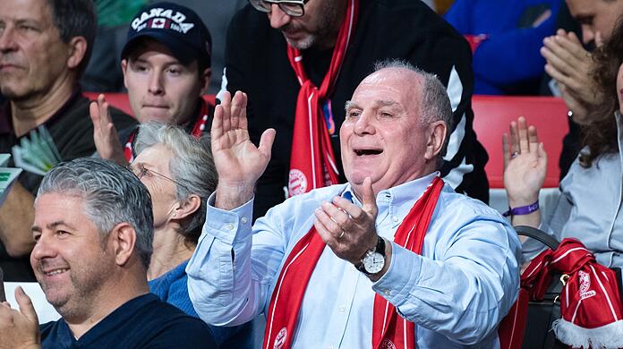 Uli Hoeneß, ehemaliger Vereinspräsident des FC Bayern, beobachtet ein Basketballspiel des FC Bayern.