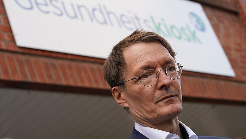 Bundesgesundheitsminister Karl Lauterbach (SPD) beim Besuch des Gesundheitskiosks in Hamburg.
