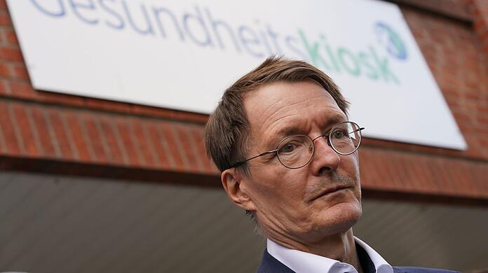 Bundesgesundheitsminister Karl Lauterbach (SPD) beim Besuch des Gesundheitskiosks in Hamburg.