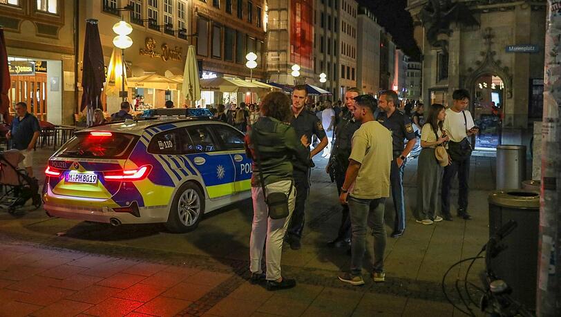 Alltag für Polizisten: Nach einer Prügelei auf dem Marienplatz werden Zeugen und Beteiligte befragt.