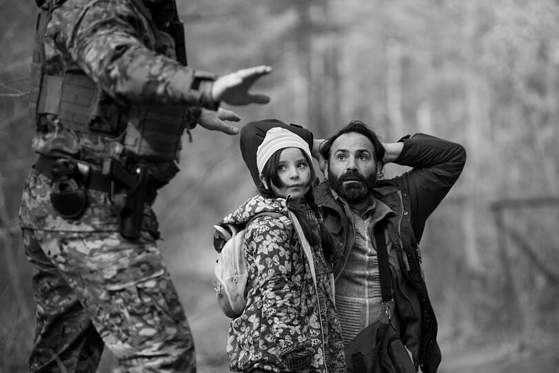Mit seiner Tochter an der EU-Außengrenze gestrandet und zwischen die Fronten gekommen: Jalal Altawil in "Greeen Border"