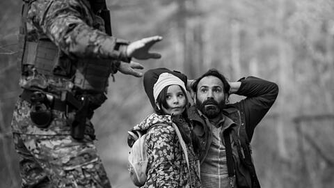 Mit seiner Tochter an der EU-Außengrenze gestrandet und zwischen die Fronten gekommen: Jalal Altawil in "Greeen Border"