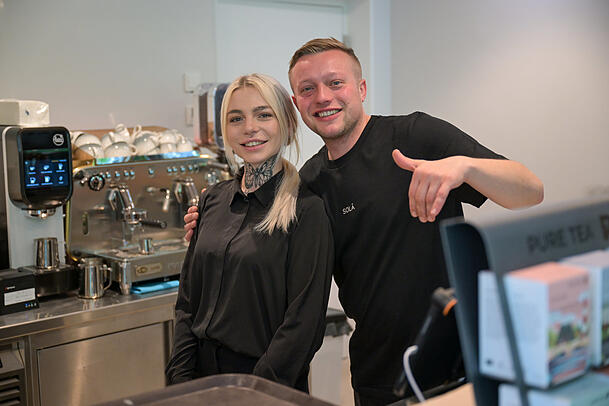 Hannah und Sergej kümmern sich um den Service. Sie haben schon viel Erfahrungen in Cafés gesammelt. Hannah und Sergej kümmern sich um den Service. Sie haben schon viel Erfahrungen in Cafés gesammelt.