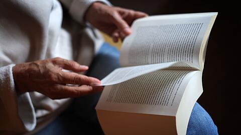 Das Lesen eines Buches wird noch immer gern gemacht. Gut jeder Dritte greift wie auch schon in den Vorjahren in seiner Freizeit regelmäßig zum Buch. (Symbolbild)