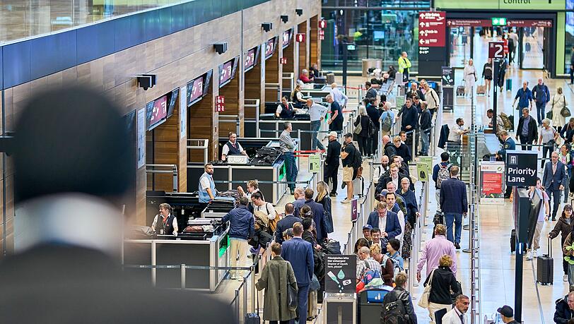 Am Wochenende werden sehr viele Fluggäste am Flughafen Berlin-Brandenburg erwartet. (Archivbild)
